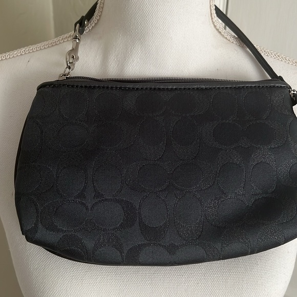 Coach Wristlet Excellent Condition - Picture 2 of 9